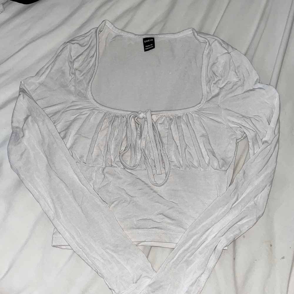 Cute white long sleeved crop top.